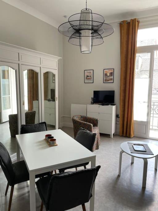 101 Pyrenees Palace Appartement Bagneres-de-Luchon Bagian luar foto