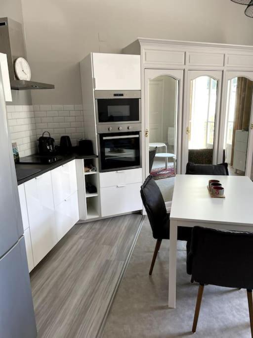 101 Pyrenees Palace Appartement Bagneres-de-Luchon Bagian luar foto